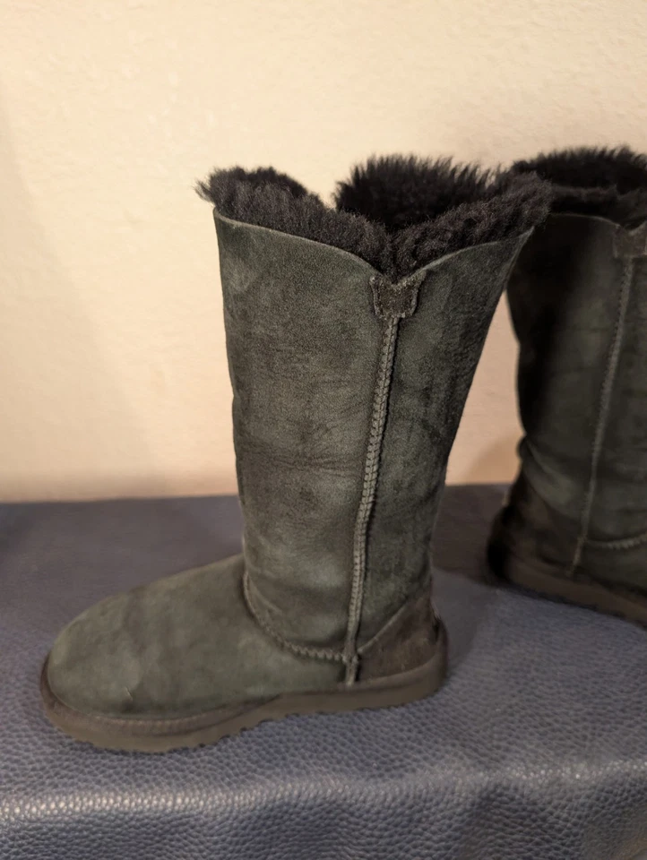 Mujer Talla 5 UGG BAILEY BOTÓN TRIPLET Gamuza y Piel de Oveja Botas 1873 Negro Foto 4 de 4