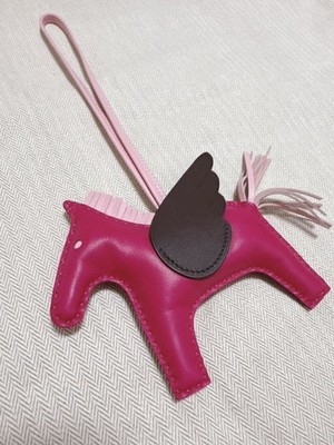 Authentischer Hermes Rodeo Pegasus MM Rose Sakura Framboise Charm selten fast...