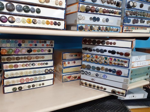 Merceria bottoni, oltre 150 scatole di tutti i colori e materiali, marchi famosi - Foto 8 di 24