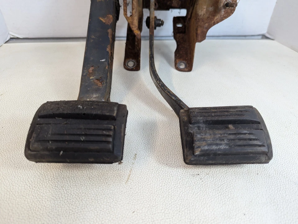 Педаль сцепления в сборе Dodge Shadow Plymouth Sundance Shelby Daytona 4188668 - Изображение 2 из 4