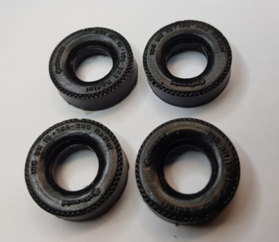 Carrera Universal 132 Uni Servo 132 Repro-Reifen 8mm 2 Paar / 4 Reifen