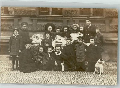 39925920 - 3271 Doernitz a group of children in the Sunday state with dog on the