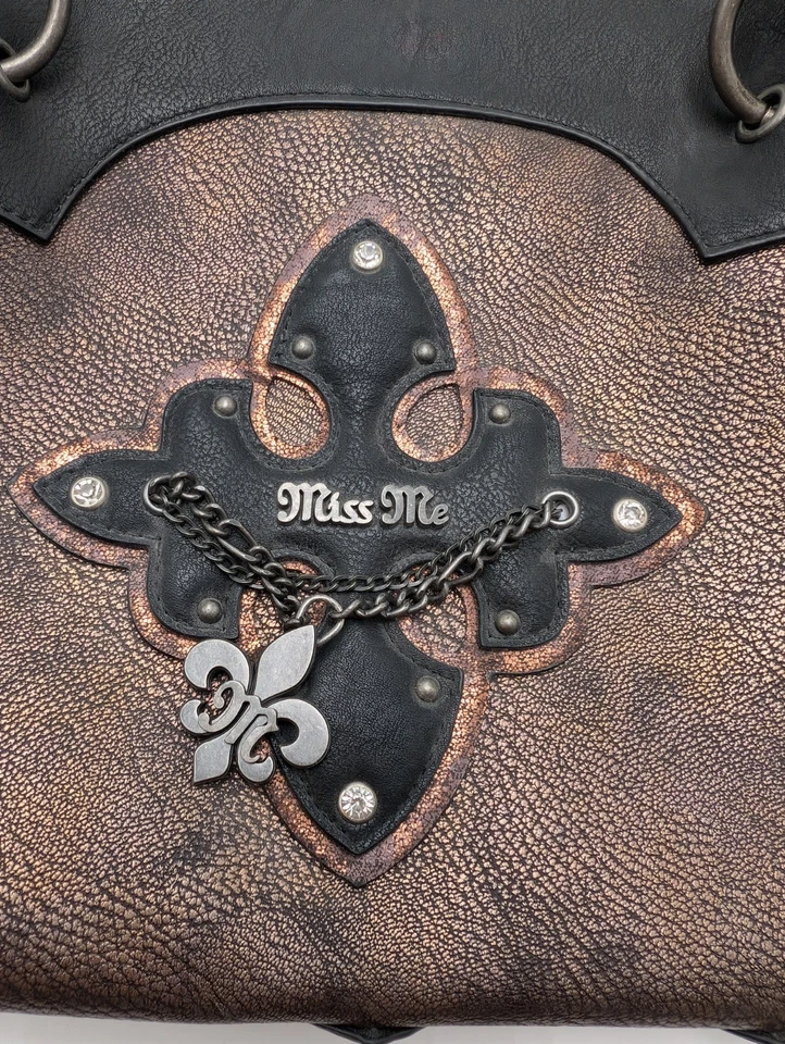Cartera de hombro MISS ME con logotipo tachonado cobre oscuro/negro envejecido Lg imitación Y2k Foto 2 de 4