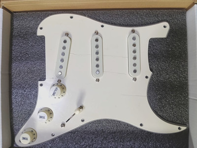 Roaring Gallaghers Irish Tour  74 Strat Loaded Pickguard Hand-Wound Pergament