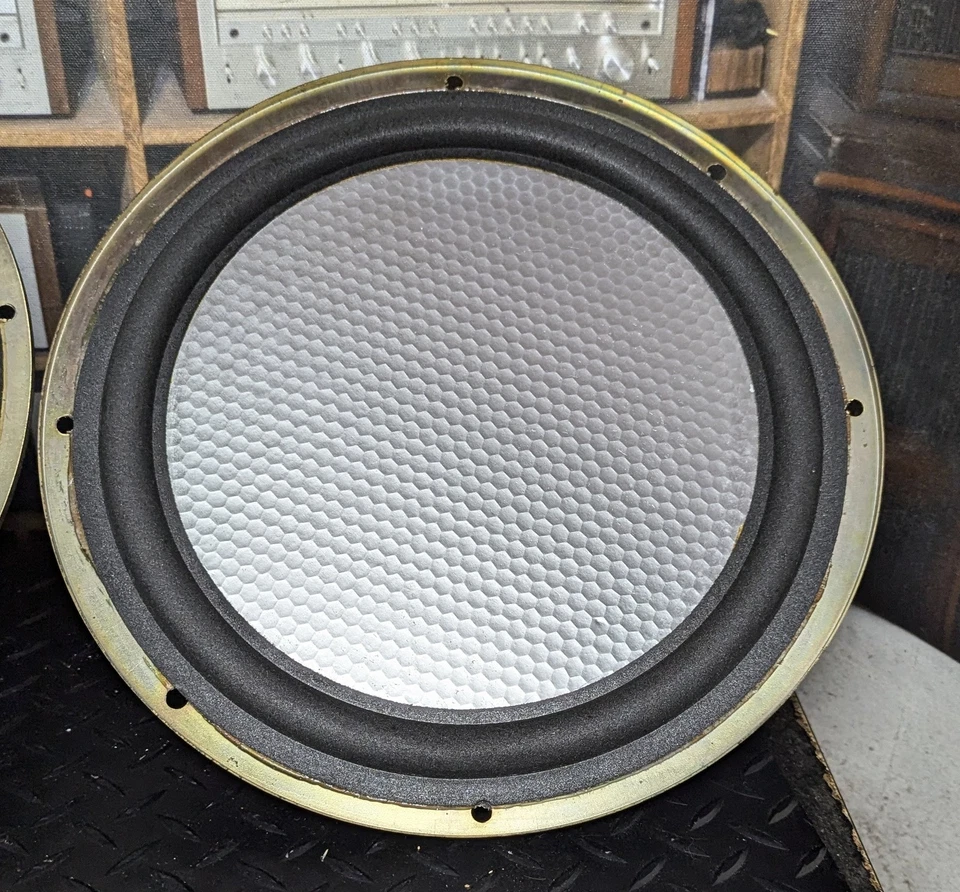2 OEM woofers from Carver Amazing speakers - Image 3 of 4