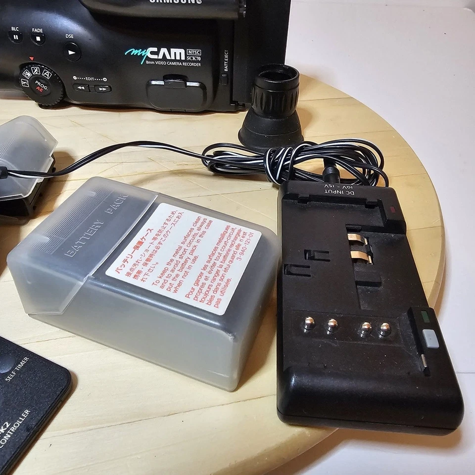 Vintage 90s Samsung 8mm Video Camera Recorder SCK70 Bundle for Parts Or Repair - Image 4 of 4