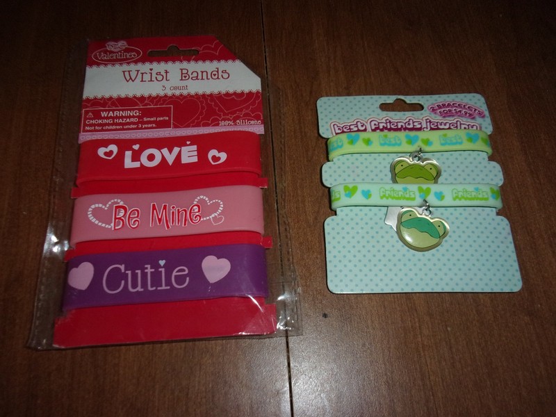 2  pkgs of rubber bracelets 1 pkg best friends w frog charm & 3 rubber Love