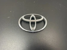Toyota (01-04 Sequoia) (00-02 Tundra) Front Grille Emblem 2/ OEM PN# 75311-0C010