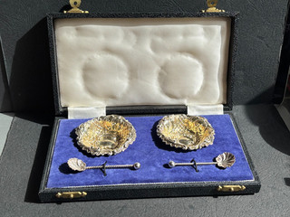 Coppia di piatti e cucchiai di sale rococò vittoriani 1896 Chester argento sterling