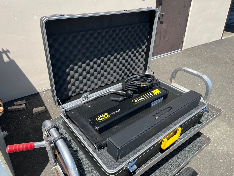 Kino Flo Diva Lite 401 Kit (120VAC) - Full Set of Extra Bulbs & Hard Case - Image 2 of 3