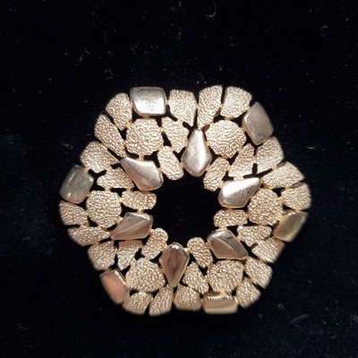 Crown Trifari Cobblestone Gold Tone Pin Brooch Vintage Signed Wreath Estate Find