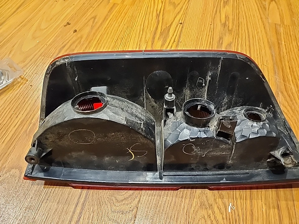 Luz trasera lado pasajero izquierdo Nissan Frontier 2010 2011 2012 2013 OEM 949625 Foto 3 de 4