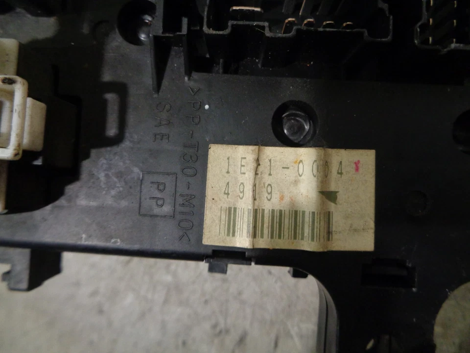 Nissan Almera Tino 2004 1,8 módulo caja de fusibles de gasolina relé 252309F920 Foto 4 de 4