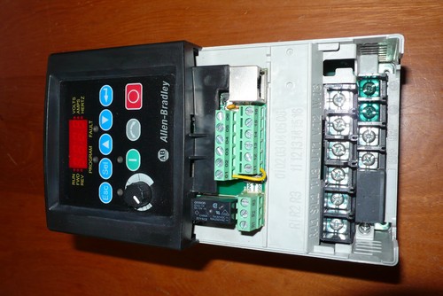 VARIATEUR TRIPHASE 380V 3,7kW VITESSE POWERFLEX 4, ALLEN BRADLEY 22A-D8P7N104 - Bild 16 von 17