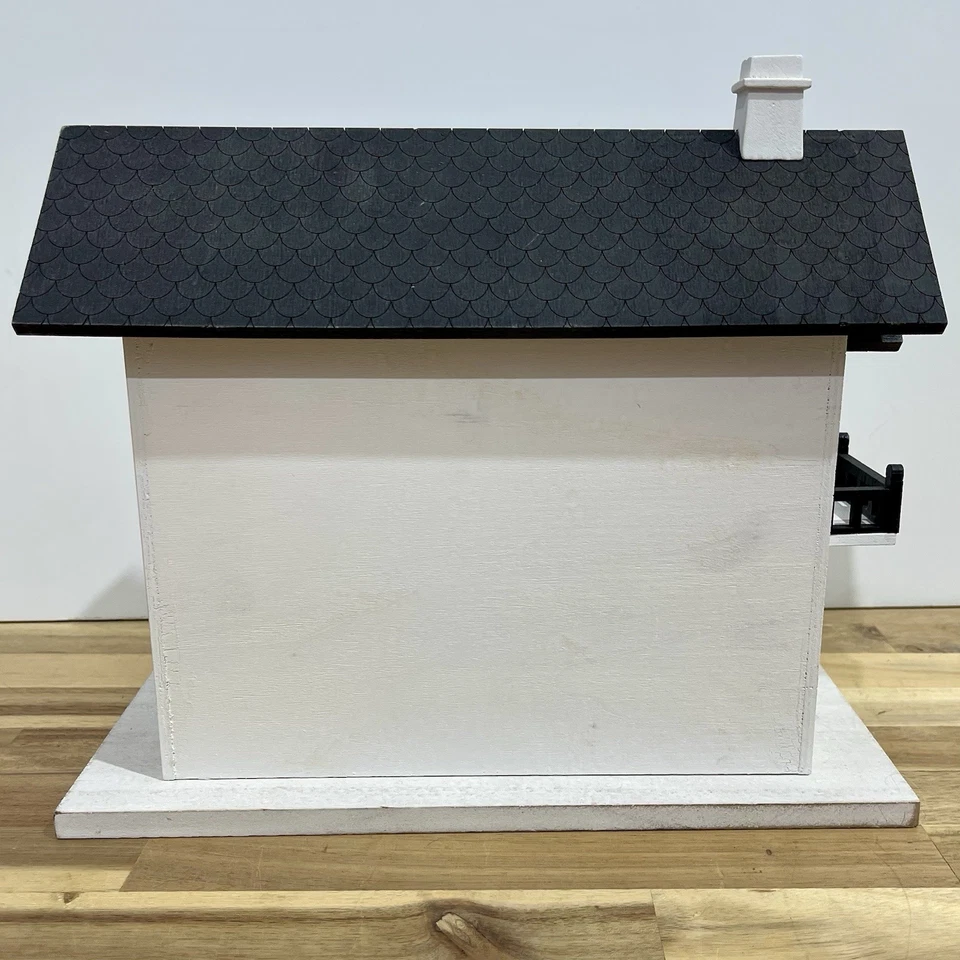 Деревянный скворечник черно-белый в колониальном стиле очаровательный домик с крыльцом - Изображение 3 из 4