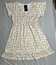 Fashion Women's White Size XL Floral Mini Dress V-Neck Ruffled Hem Size XL Boho