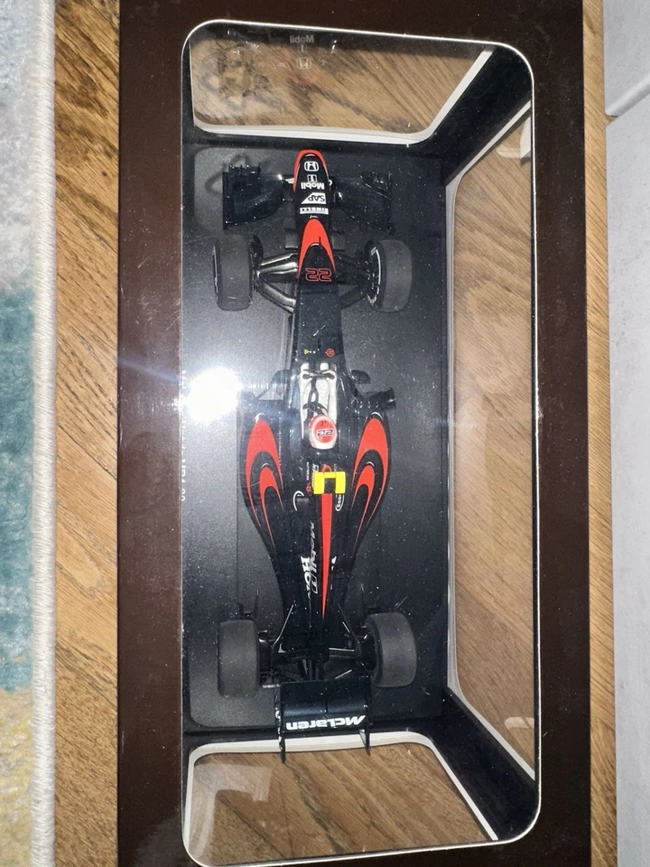 Modellino McLaren Honda MP4-30 F1 Jenson Button 2015 – AutoArt 1:18 - Immagine 2 di 4