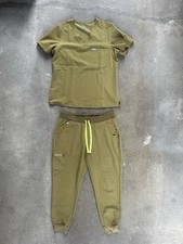Figs Women  s Scrub Set Catarina Top Zamora Jogger in Martini Olive Size Large