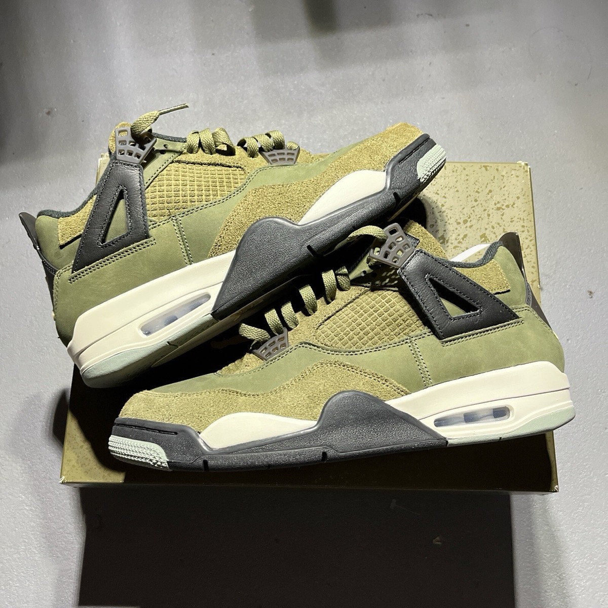 シューズ(男性用) AIR JORDAN 12 RETRO / OLIVE JORDAN BRAND AIR JORDAN 12 RETRO OLIVE CANVAS/METALLIC GOLD