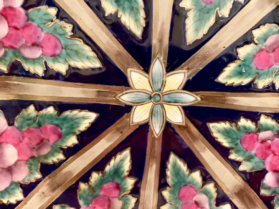 Hermoso Plato Decorativo Octágono Negro y Dorado Multicolor con Diseño Frutal Foto 3 de 4