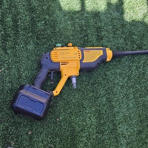 DEWALT 20V Cordless Cold Water Pressure Washer 550 PSI DCPW550 w/ Lance