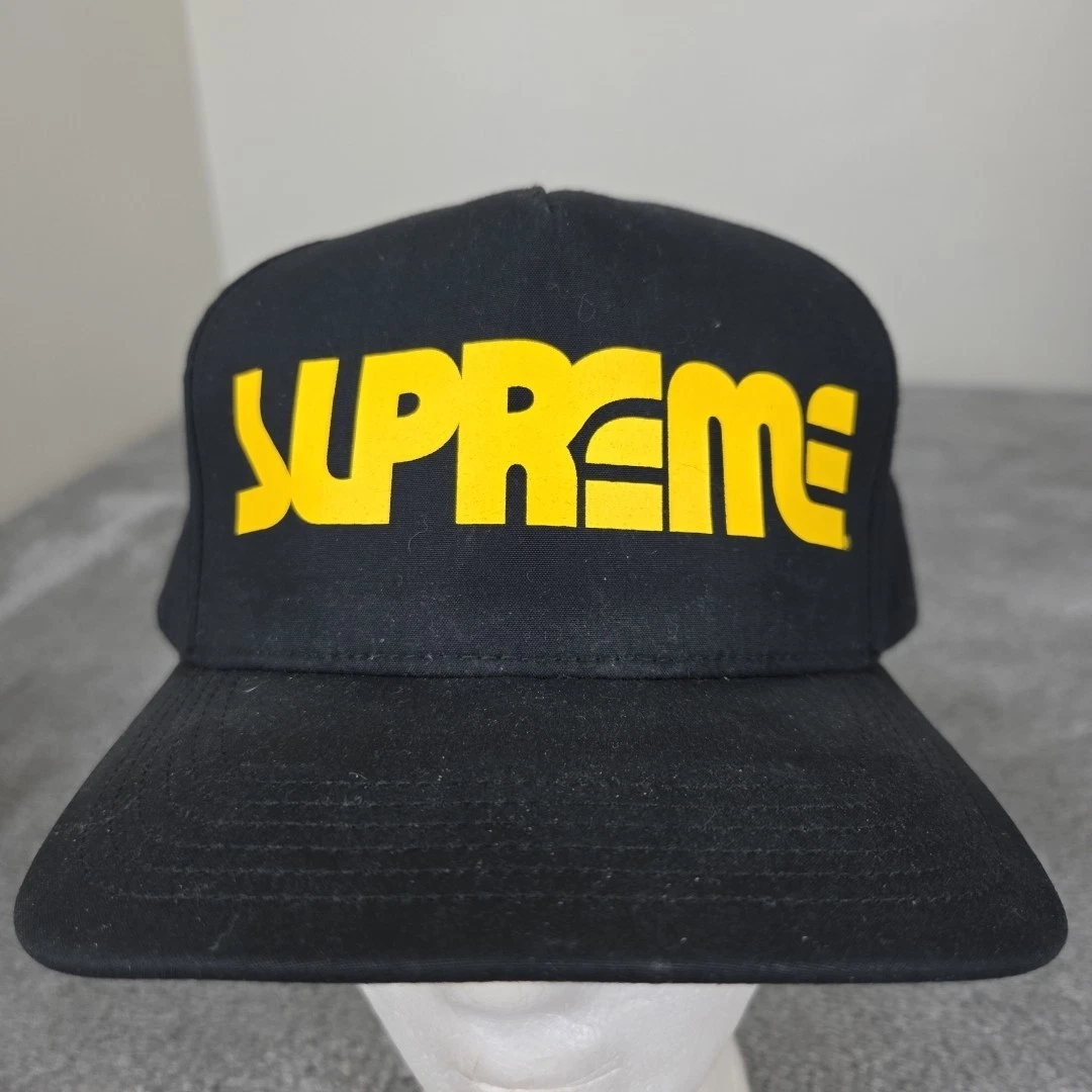 Casquette snapback noir jaune uni 5 panneaux Supreme sérigraphie lettrage majuscule
