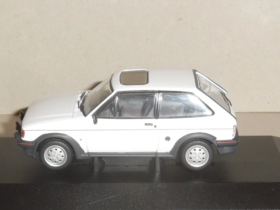 VANGUARDS / CORGI. VA14403 Ford Fiesta MK2 XR2 (1988)  Diamond White. NEW SEALED - Image 3 of 4