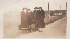 Lata 20. Vintage zdjęcie 4 kobiet stojących na polnej drodze, znalezione zdjęcia