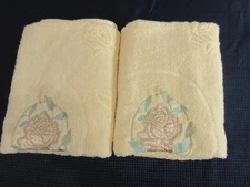 Vtg. Set of 2 West Point Pepperell Bath Towels Ivory and Rose Applique Plush