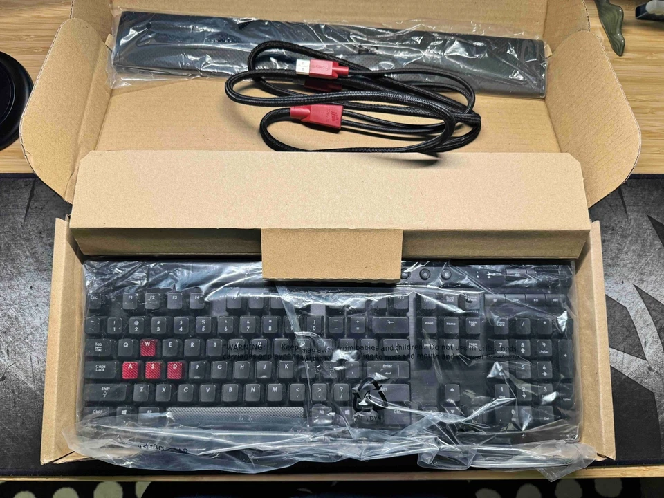 Corsair CH9000069-NA/RF K70 Mechanical Gaming Keyboard Red LED Red switch - Image 2 of 4