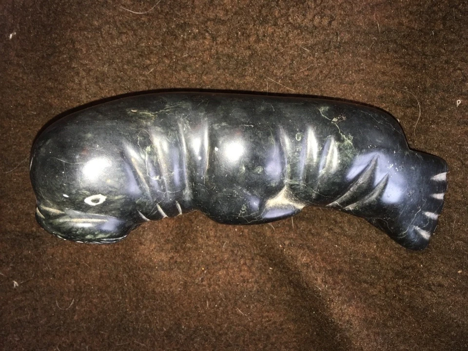 复古因纽特人海象皂石雕塑手工雕刻和签名 Isa Kasudluak 加拿大 — 第 2/4 张图片