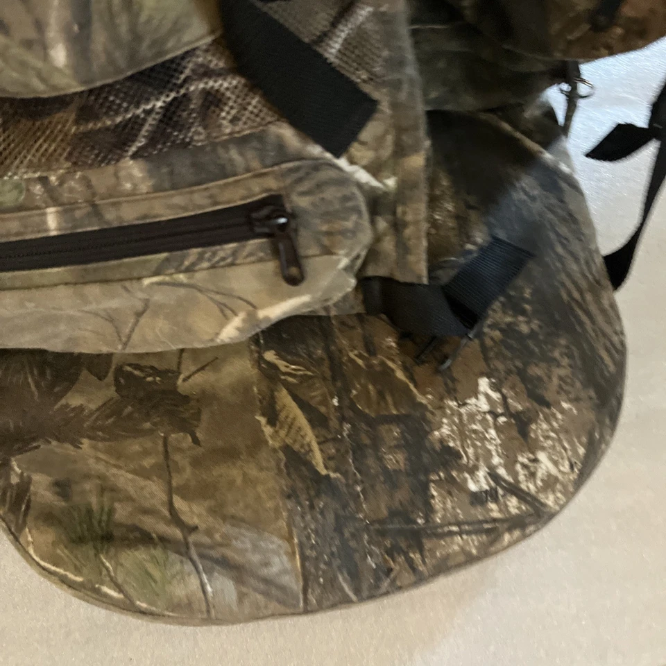 Field & Stream Hunting Vest Realtree Hardwood Hunting Vest w/Seat Cushion M/L - Image 4 of 4