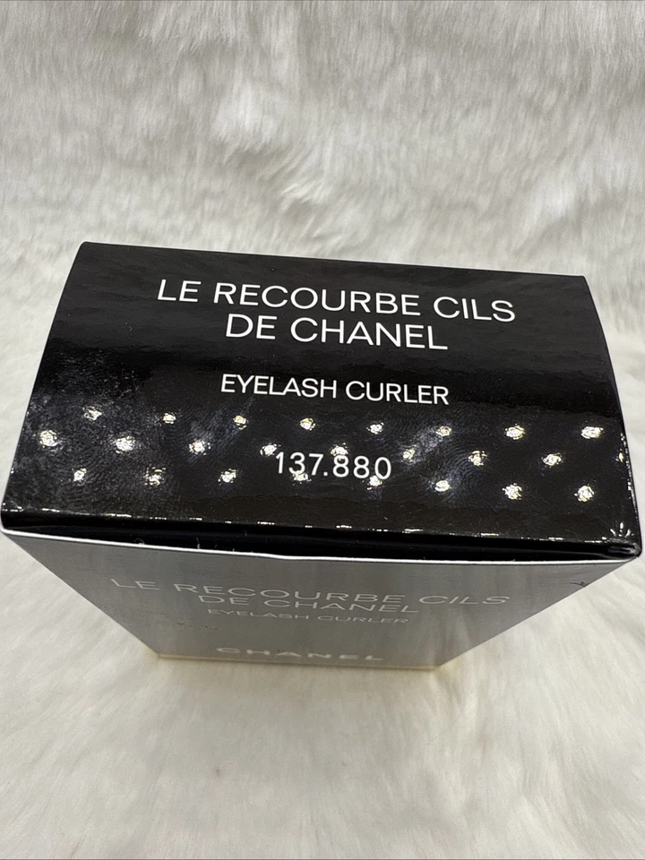 Chanel Le Recourbe Cils De Chanel Eyelash Curler & 1 Refill Pad - NIB - Image 4 of 4