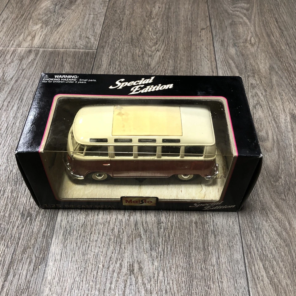 Cámper diecast Maisto VW VAN BUS SAMBA escala 1:25 roja/blanca. Edición especial Foto 2 de 4