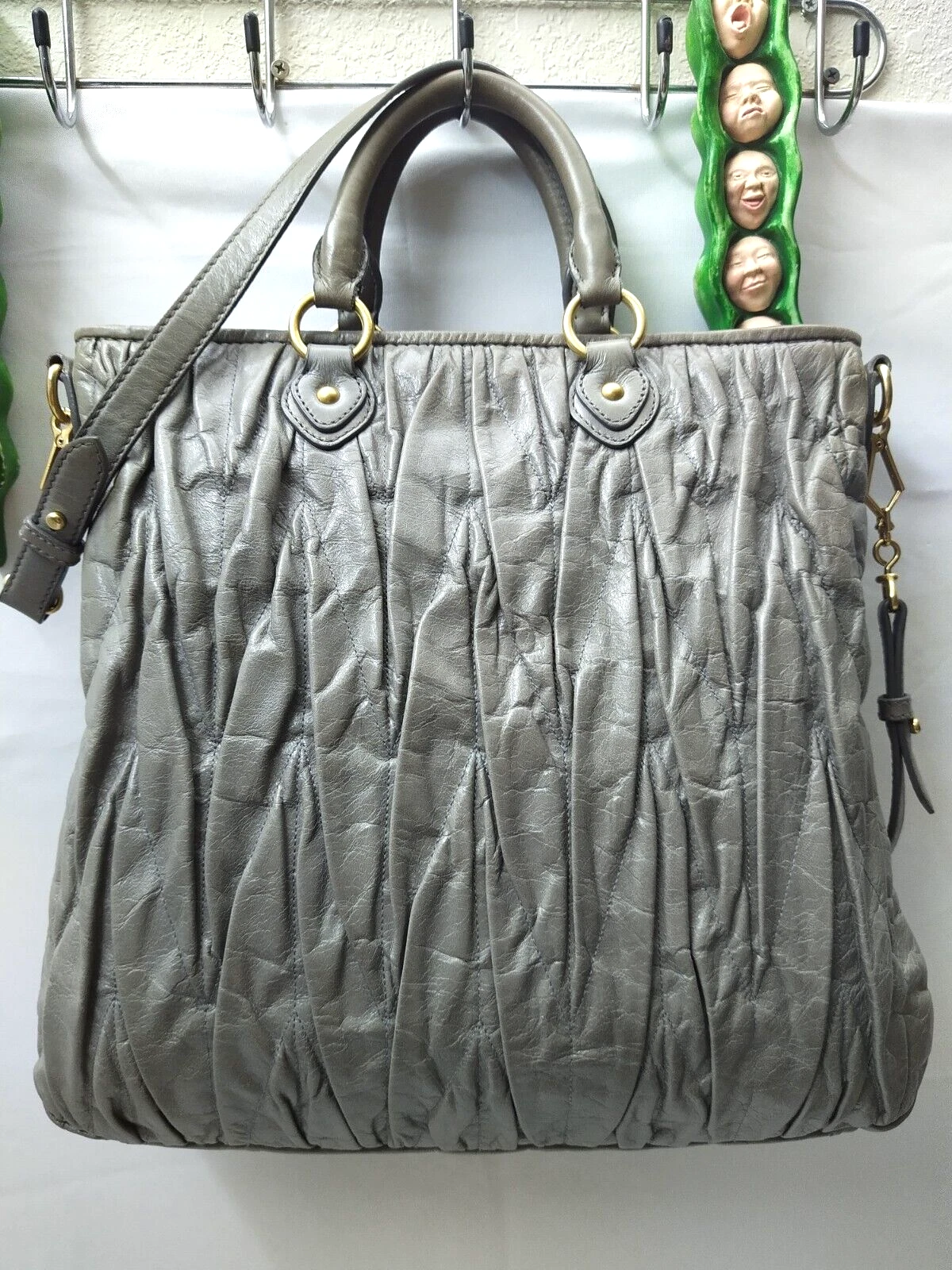 Borsa a tracolla Miu Miu Materasso grigio metallizzato a pieghe in pelle tote borsa