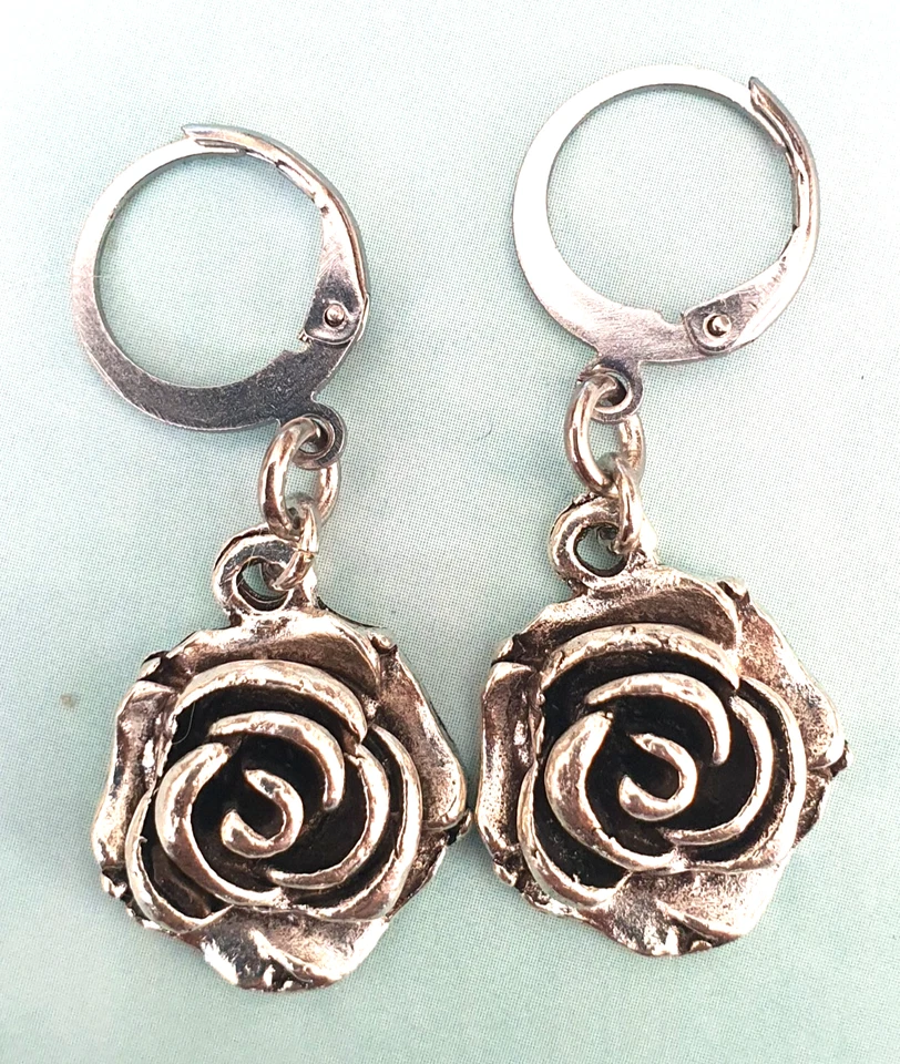 Huggie, Creolen mit kleinen Anhängern, Handarbeit, jedes Paar ein Unikat - Bild 4 von 4