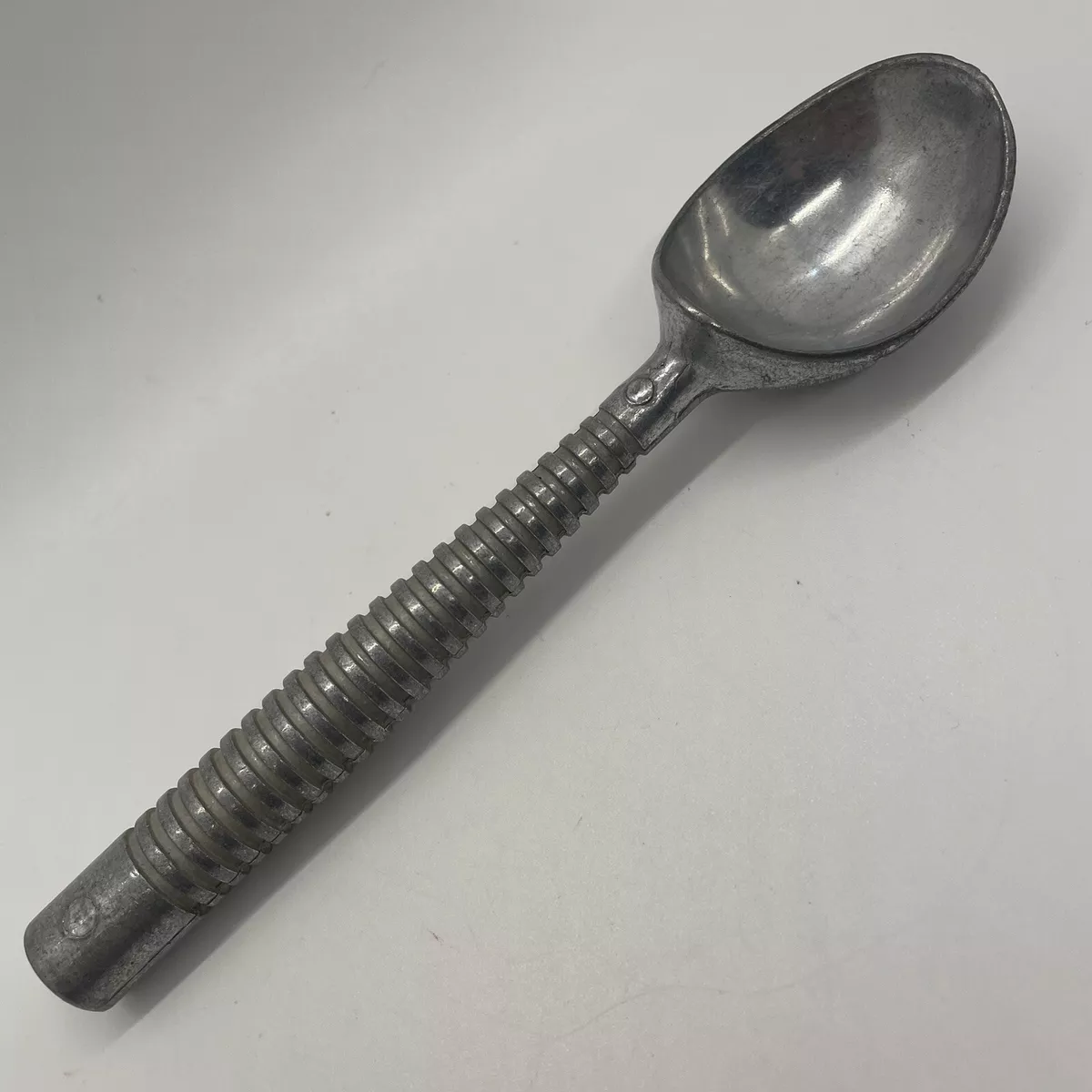 Vintage Ice Cream Scoop Old Fashioned Lightweight Aluminum Ribbed Handle  Taiwan