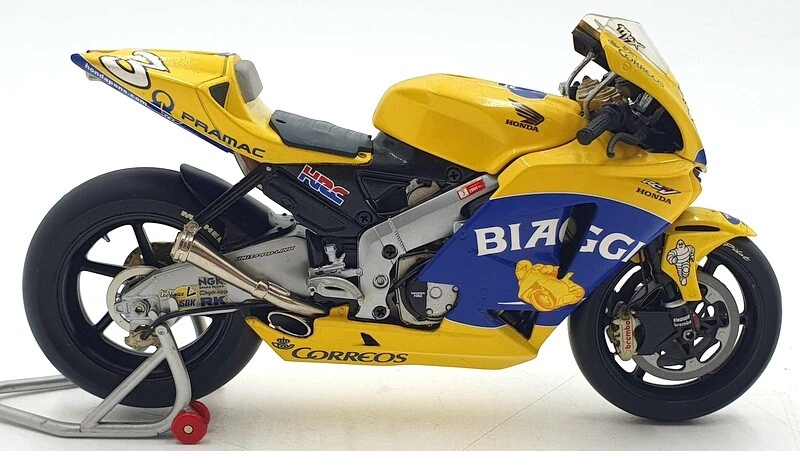 Minichamps 1/12 Scale 122 041003 - Honda RC211V Camel M.Biaggi 2004 - Photo 4/4