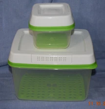 Set of 2 Rubbermaid FreshWorks Produce Keepers Containers - 2.5 & 17.3 Cups