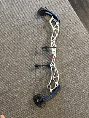 Bowtech Reckoning 38 RH, 60#,USA Colors 27-32 Draw Length