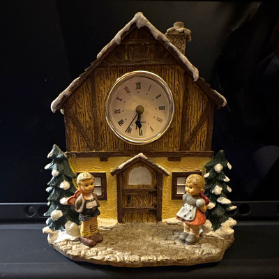 Goebel Sweethearts' Clock Berta Hummel Christmas Cottage Figurine w/ Clock 2004