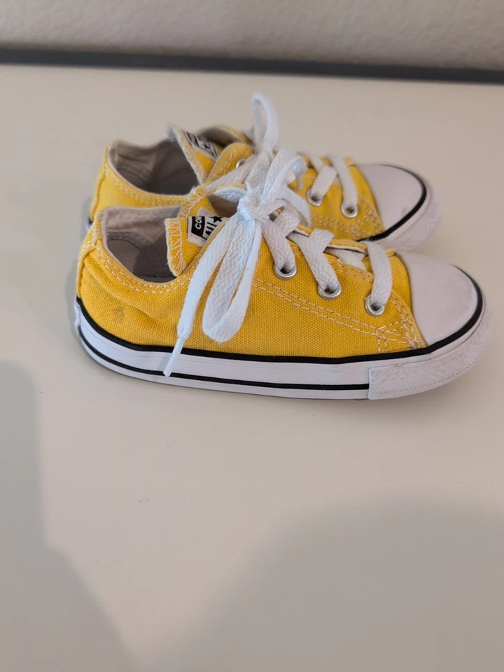 Lightly Worn Converse All Star 黄色低帮儿童运动鞋 — 第 2/4 张图片
