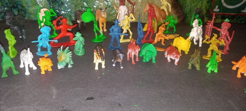 Clean Lot Of Cowboys, Indians and Animals. Take A L00K!
