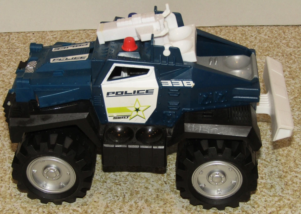 Matchbox Mega Rig Police SWAT & Figures - Image 4 of 4