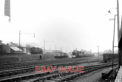 PHOTO  WIDNES RAILWAY GOODS YARD Â 1967 THE TRAIN IN THE CENTRE IS STANDING ON