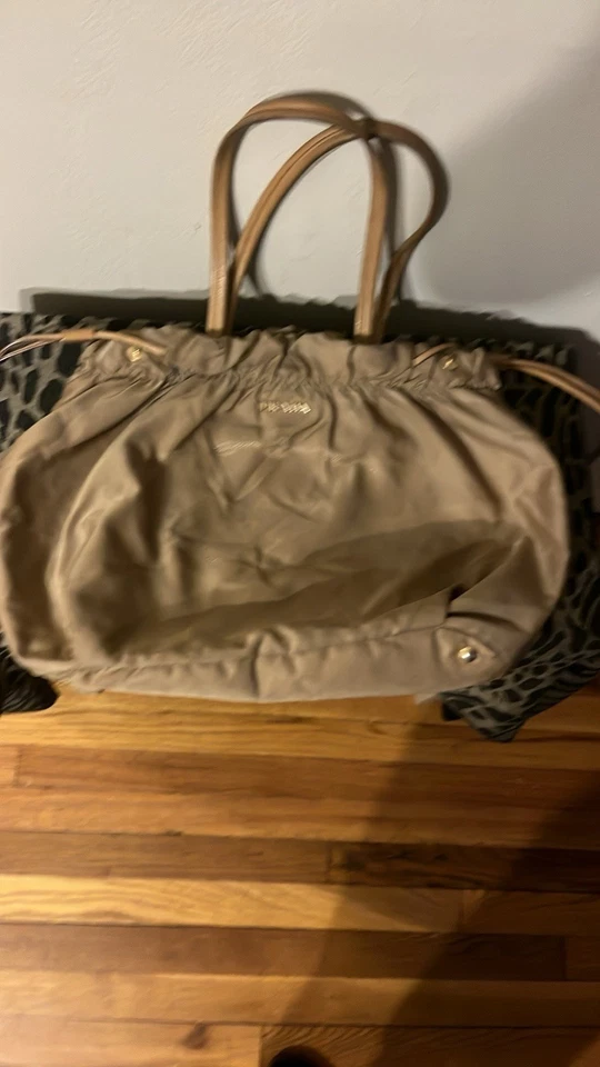 Auténtico bolso de mano Prada grande con logotipo Foto 3 de 4