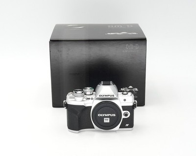 Olympus OM-D E-M10 Mark IV silber Gehäuse Ausstellungsstück #X40935**