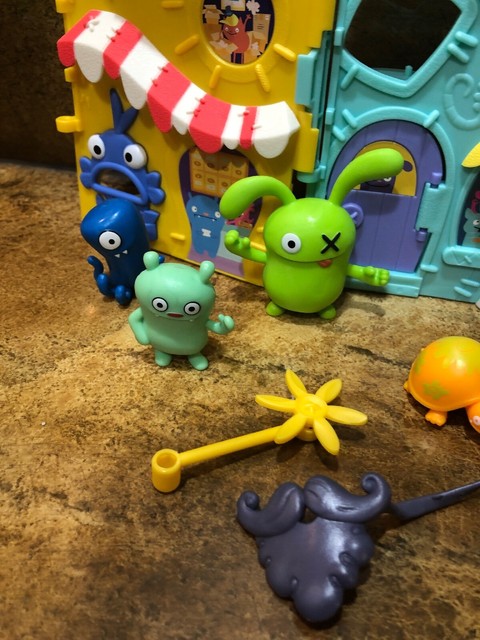 UglyDolls Uglyville Unfolded Main Street Playset and Portable Tote, 12 Figures | eBay