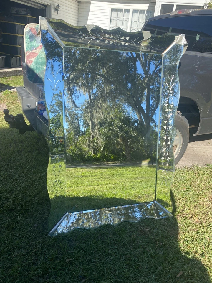 "Espejo grande Art Deco vintage festoneado grabado veneciano 60"" X 42"" circa 1945" Foto 2 de 4