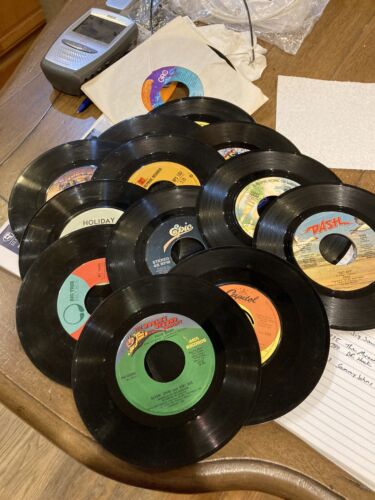 Lot de 45 disques de 13 - 60 années 70 années 80 - The knack-elton john-the miracles-voir ci-dessous - Photo 1 sur 1